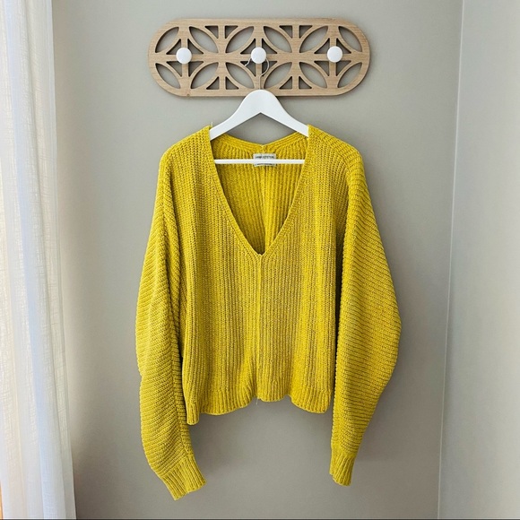 Urban Outfitters Oversized V-Neck Knit Pullover Sweater Yellow Sz Small - Picture 1 of 10